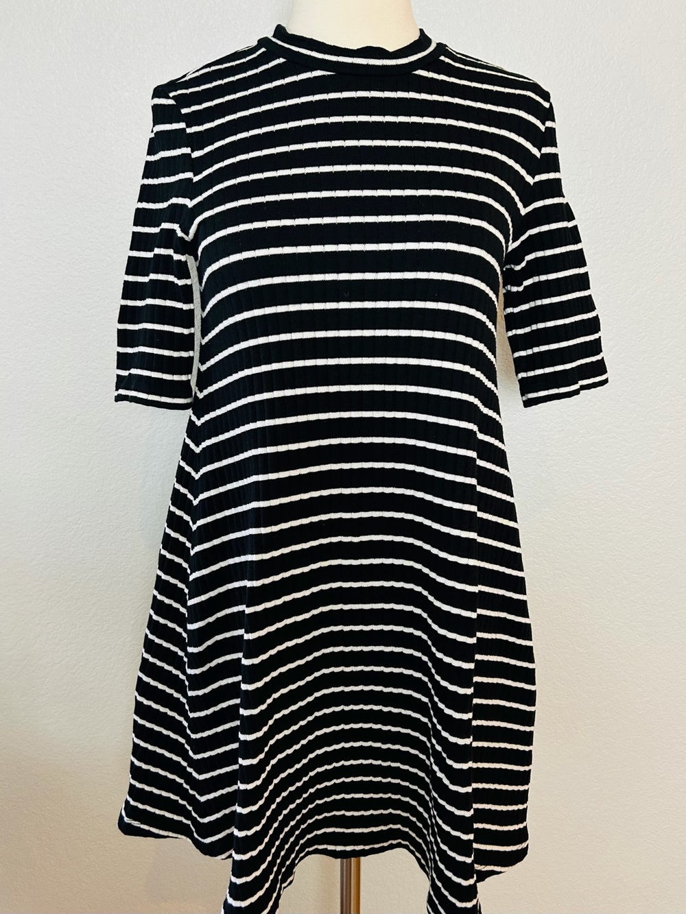 Uniqlo Dress Women's Size S Black White Striped Mock Neck Swing Pull Over Dress